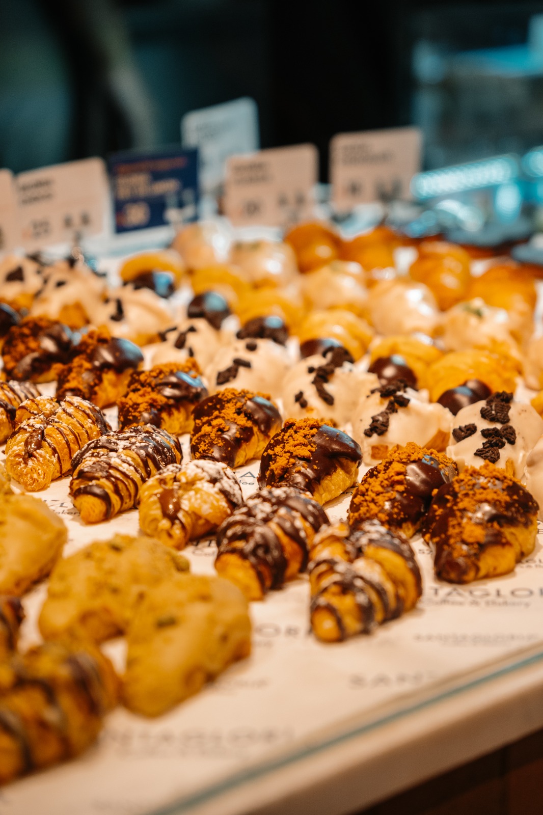 Exhibidor con variedad de panadería Santa Gloria